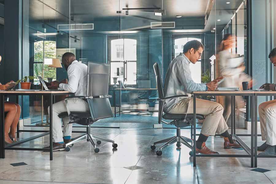 Goodbye to physical contact—the “No Touch Law” comes into effect in New York and sparks a turning point in the workplace